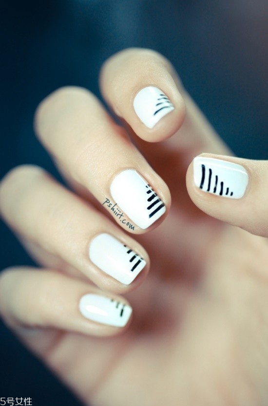 什么美甲顯手白又修長(zhǎng) 氣質(zhì)花朵美甲具體步驟 什么美甲顯手白又修長(zhǎng) 氣質(zhì)花朵美甲具體步驟