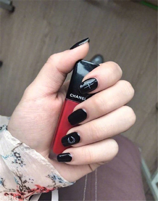 2018冬天流行什么類型美甲 紅色美甲合集 2018冬天流行什么類型美甲 紅色美甲合集