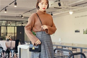 毛衣搭配短裙好看嗎？立顯俏皮少女范兒