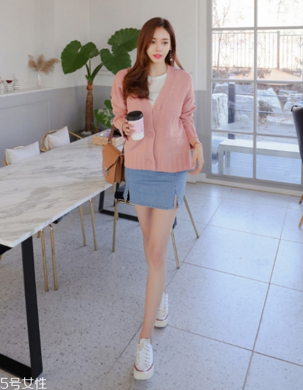 毛衣搭配短裙好看嗎？立顯俏皮少女范兒