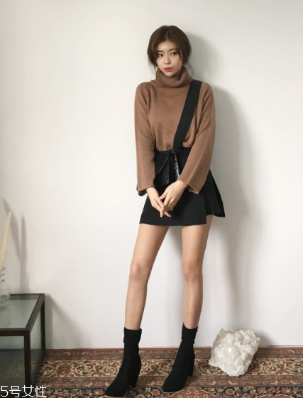 毛衣搭配短裙好看嗎？立顯俏皮少女范兒
