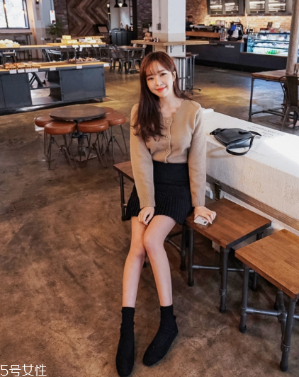 毛衣搭配短裙好看嗎？立顯俏皮少女范兒