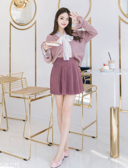 毛衣搭配短裙好看嗎？立顯俏皮少女范兒