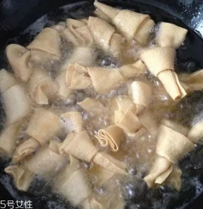 豆腐皮能油炸嗎？火候太猛容易炸糊