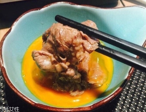 壽喜鍋生雞蛋怎么吃？壽喜燒蘸生雞蛋最美味