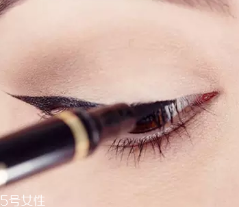 眼線眼尾怎么畫好看？用透明膠畫出優(yōu)美弧度