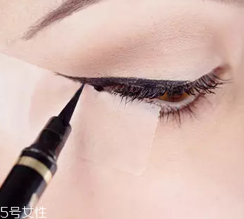 眼線眼尾怎么畫好看？用透明膠畫出優(yōu)美弧度