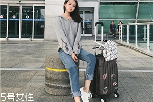 拼色牛仔褲什么樣的好看？這三款最時(shí)髦