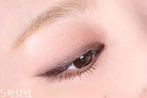 單眼皮如何畫(huà)眼影？亮色眼影會(huì)制造車(chē)禍現(xiàn)場(chǎng)
