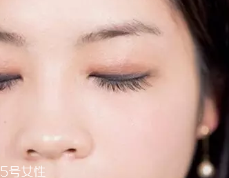 單眼皮如何畫眼影？亮色眼影會制造車禍現(xiàn)場