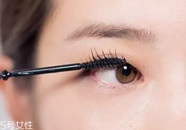 單眼皮如何畫眼影？亮色眼影會制造車禍現(xiàn)場