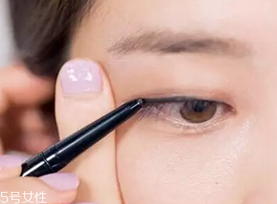 單眼皮如何畫眼影？亮色眼影會制造車禍現(xiàn)場
