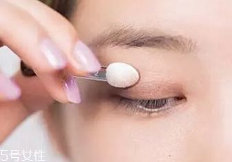 單眼皮如何畫眼影？亮色眼影會制造車禍現(xiàn)場