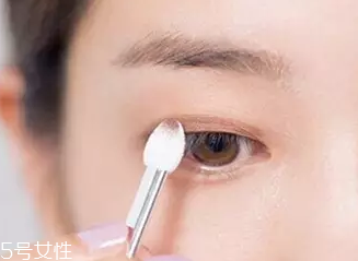 單眼皮如何畫眼影？亮色眼影會制造車禍現(xiàn)場