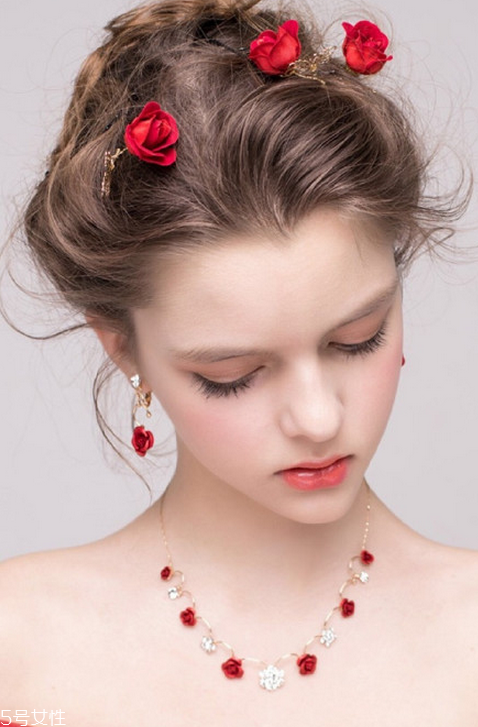 新娘發(fā)型圖片2018款教程 結(jié)婚的時候給化妝師看 新娘發(fā)型圖片2018款教程 結(jié)婚的時候給化妝師看