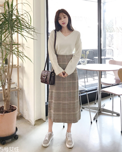 格子長裙搭配什么上衣？清新文藝風(fēng)女孩