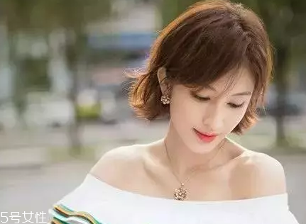 皮膚白的人染什么顏色的頭發(fā)好看？避免冷色調(diào)