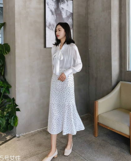 波點(diǎn)裙搭配什么上衣？復(fù)古混搭風(fēng)女王