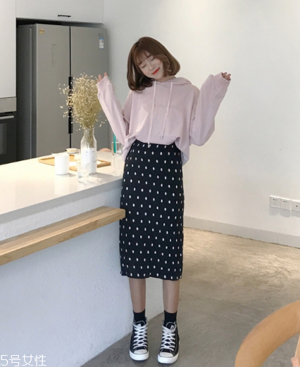 波點(diǎn)裙搭配什么上衣？復(fù)古混搭風(fēng)女王