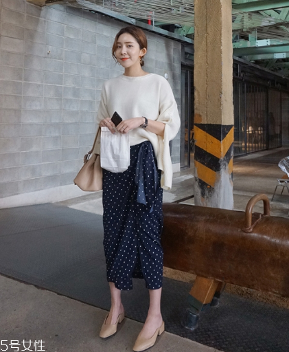 波點(diǎn)裙搭配什么上衣？復(fù)古混搭風(fēng)女王