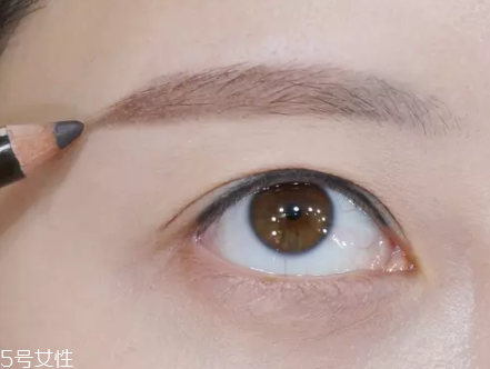 眉毛短怎么變長？畫眉大法拯救短眉星人