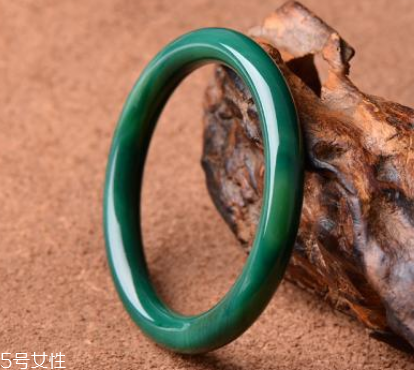綠水晶手鐲應(yīng)戴哪只手？左手更好