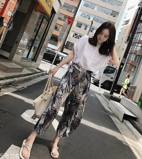 印花單品怎么搭配？感受春夏的浪漫情緣