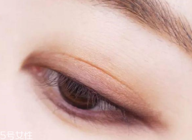 戴眼鏡怎么化妝好看？這么化妝比戴美瞳還美貌