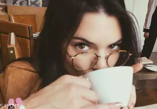 戴眼鏡怎么化妝好看？這么化妝比戴美瞳還美貌