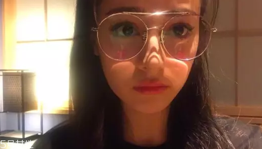 戴眼鏡怎么化妝好看？這么化妝比戴美瞳還美貌