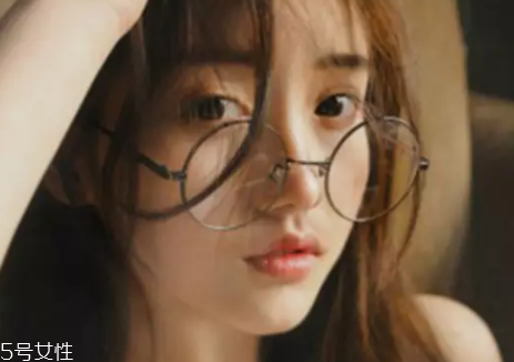 戴眼鏡怎么化妝好看？這么化妝比戴美瞳還美貌