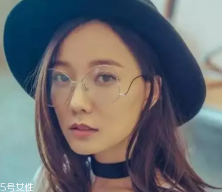戴眼鏡怎么化妝好看？這么化妝比戴美瞳還美貌