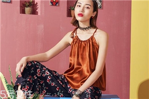 平胸穿什么衣服好看？性感的平胸穿搭