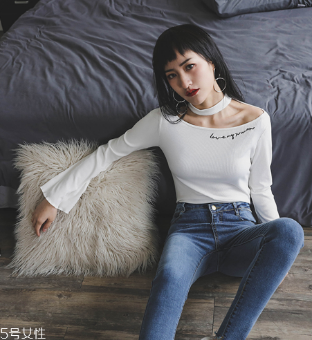 平胸穿什么衣服好看？性感的平胸穿搭