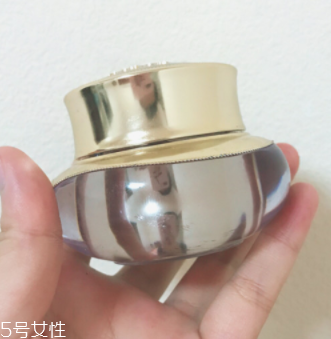 面霜可以當(dāng)眼霜嗎？年輕肌膚可以少量用