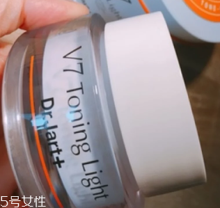 面霜和素顏霜可以同時(shí)用嗎？面霜用量不要太多