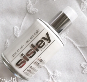 面霜和乳液都要用嗎？油皮可以只用一種