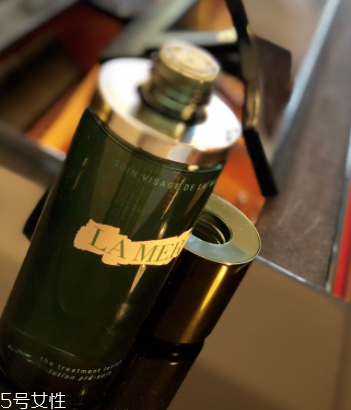 海藍(lán)之謎精萃液跟爽膚水有什么區(qū)別？用于爽膚水之后