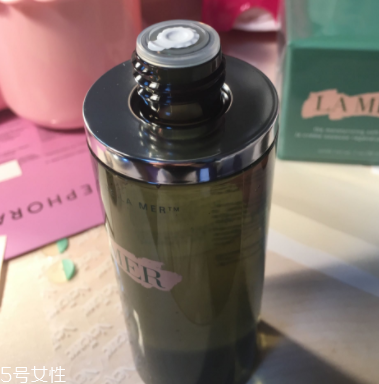 海藍(lán)之謎精萃液跟爽膚水有什么區(qū)別？用于爽膚水之后