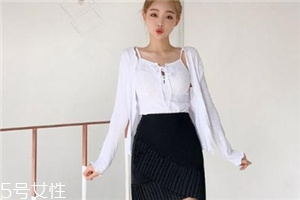 黑色短裙配什么上衣？基本款也能很時髦