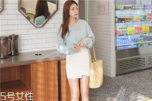 白色短裙配什么上衣好看？春日里的一抹清新