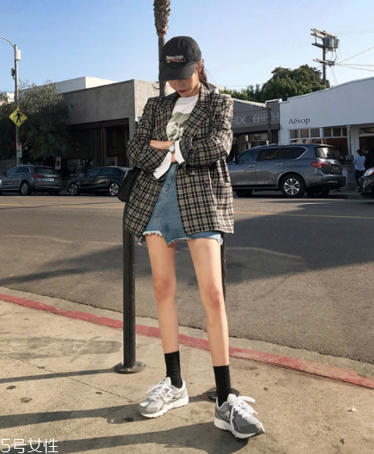 牛仔短裙搭配什么鞋？瞬間變身萌萌少女