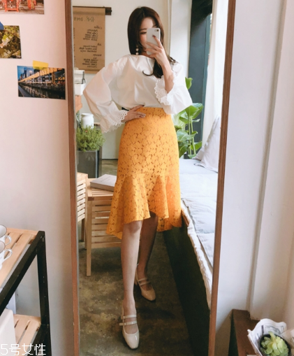 蕾絲半身裙配什么上衣好看？瞬間氣質(zhì)脫俗