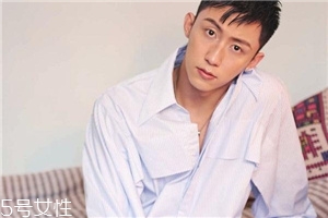襯衫能貼身穿嗎？根據(jù)顏色深淺決定