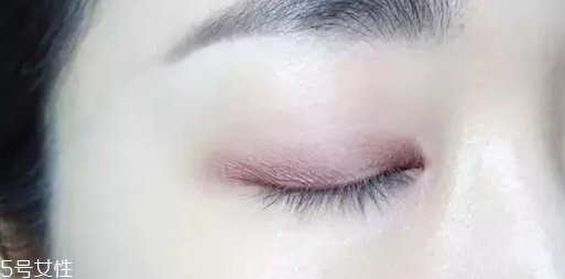 紫色眼影配什么口紅？配少女粉堪稱完美