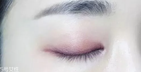 紫色眼影配什么口紅？配少女粉堪稱完美
