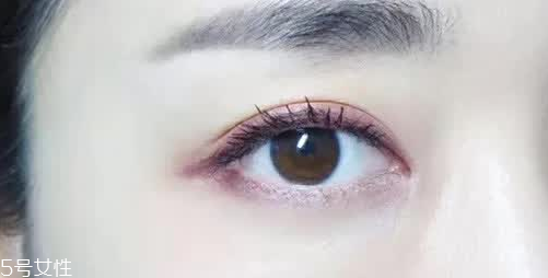 紫色眼影配什么口紅？配少女粉堪稱完美