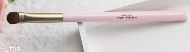眼影用手還是刷子？兩種工具詳細(xì)用法