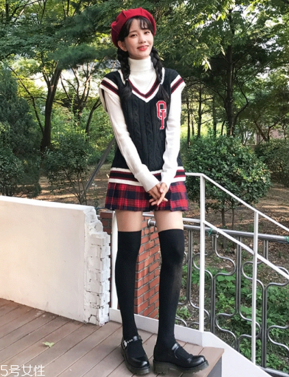 格子百褶裙配什么上衣？美翻整個(gè)春夏