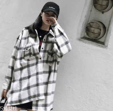 襯衫里面要穿衣服嗎？要看襯衫的面料顏色
